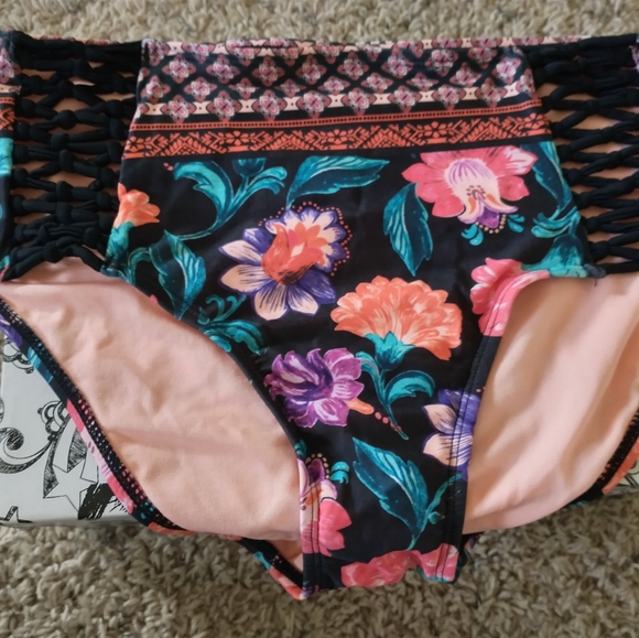 Floral Pushup Bikini - Picture 4 of 7